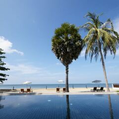 Отель The Beach Boutique Resort бассейн