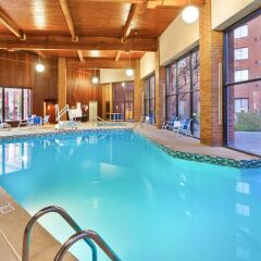 Отель Crowne Plaza Columbus North- Worthington США, Колумбус - отзывы, цены и фото номеров - забронировать отель Crowne Plaza Columbus North- Worthington онлайн бассейн фото 3