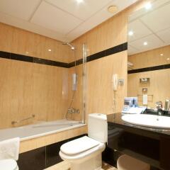 Отель Tryp San Sebastián Orly Hotel Испания, Сан-Себастьян - отзывы, цены и фото номеров - забронировать отель Tryp San Sebastián Orly Hotel онлайн ванная