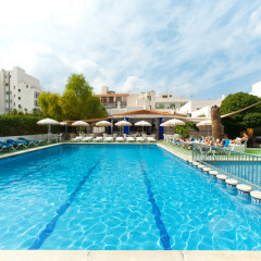 Апартаменты The White Apartments by Ibiza Feeling - Adults Only бассейн
