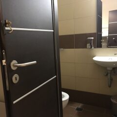 Отель Pella Inn Hostel Греция, Афины - отзывы, цены и фото номеров - забронировать отель Pella Inn Hostel онлайн ванная