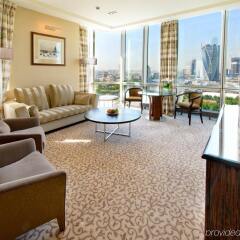 Гостиница Crowne Plaza Moscow World Trade Centre в Москве - забронировать гостиницу Crowne Plaza Moscow World Trade Centre, цены и фото номеров Москва комната для гостей фото 6