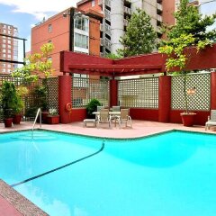 Отель Quality Hotel Downtown-Inn at False Creek Канада, Ванкувер - отзывы, цены и фото номеров - забронировать отель Quality Hotel Downtown-Inn at False Creek онлайн бассейн