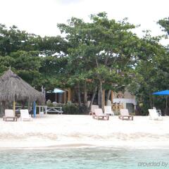 Отель Coral Seas Beach Resort пляж фото 2