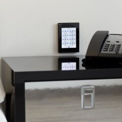 Hotel Melia Milano Милан сейф в номере