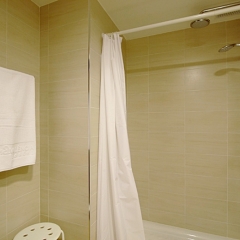 Отель Dormavalencia Hostel Regne Испания, Валенсия - отзывы, цены и фото номеров - забронировать отель Dormavalencia Hostel Regne онлайн ванная фото 2
