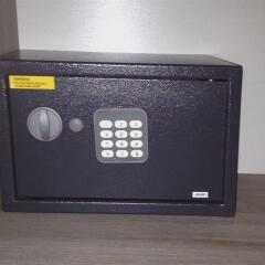 Отель 29 Lepic Париж сейф в номере