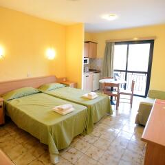Отель Luna Holiday Complex Меллиха комната для гостей