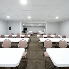 Отель Pauls Motor Inn Канада, Виктория - отзывы, цены и фото номеров - забронировать отель Pauls Motor Inn онлайн помещение для мероприятий фото 2