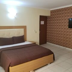 Отель Peemos Place Warri сейф в номере