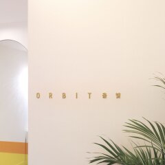 ORBIT Cafe & Guesthouse - Hostel балкон