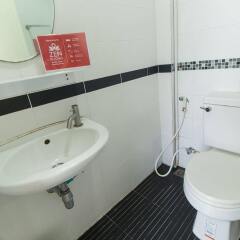 Отель Zen Rooms Damrongrak Road Бангкок ванная