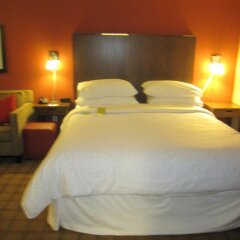 Отель Four Points by Sheraton Niagara Falls США, Ниагара-Фолс - отзывы, цены и фото номеров - забронировать отель Four Points by Sheraton Niagara Falls онлайн комната для гостей фото 3