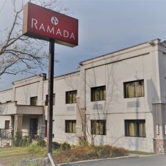 Отель Ramada Staten Island вид на фасад