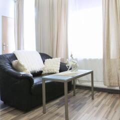 Апартаменты Queens Apartments комната для гостей