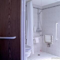 Отель Holiday Inn Express London Luton Airport ванная