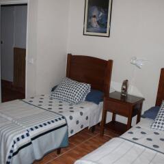 Отель Hostal Los Perales сейф в номере