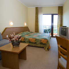 Hrizantema- All Inclusive Hotel комната для гостей