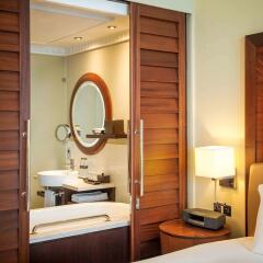 Отель Sofitel Dubai Jumeirah Beach сейф в номере