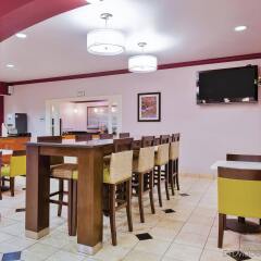 Отель La Quinta Inn & Suites Tulare гостиничный бар