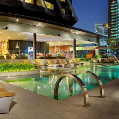 Отель Doubletree By Hilton Sukhumvit Бангкок бассейн