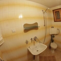 Отель Dobrikovskata Guest House Чепеларе ванная