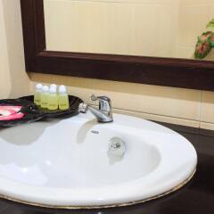 Отель The Grand Orchid Inn ванная