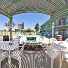 Отель Motel 6 Napa, CA США, Напа - отзывы, цены и фото номеров - забронировать отель Motel 6 Napa, CA онлайн балкон
