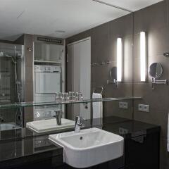 Отель Adina Apartment Hotel Berlin Hackescher Markt Германия, Берлин - 2 отзыва об отеле, цены и фото номеров - забронировать отель Adina Apartment Hotel Berlin Hackescher Markt онлайн ванная фото 2