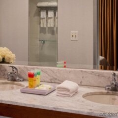 Отель Four Points by Sheraton Manhattan - Chelsea США, Нью-Йорк - отзывы, цены и фото номеров - забронировать отель Four Points by Sheraton Manhattan - Chelsea онлайн ванная фото 2