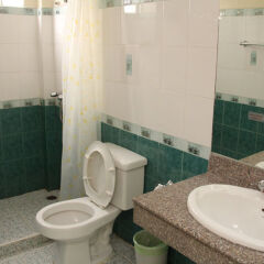 Отель Richman Poorman Guesthouse ванная