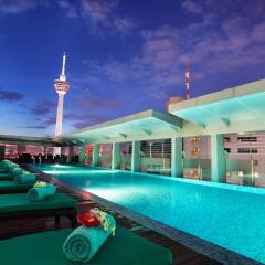Отель PARKROYAL Serviced Suites Kuala Lumpur Малайзия, Куала-Лумпур - 1 отзыв об отеле, цены и фото номеров - забронировать отель PARKROYAL Serviced Suites Kuala Lumpur онлайн бассейн