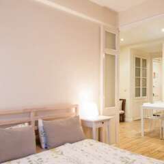 Апартаменты Avenida Apartments Piquer комната для гостей фото 3