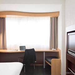 Отель Ibis Genève Centre Gare Швейцария, Женева - 1 отзыв об отеле, цены и фото номеров - забронировать отель Ibis Genève Centre Gare онлайн удобства в номере фото 2