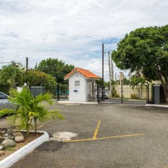 Отель Kingston Most Centrally Located Two Bdrm парковка