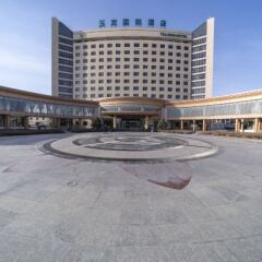 Yulong International Hotel парковка