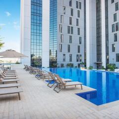 Отель Hampton by Hilton Dubai Airport бассейн