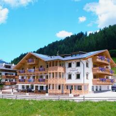 Отель Almhotel Bergerhof Сарентино вид на фасад
