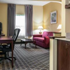 Отель Clarion Inn & Suites Northwest в номере