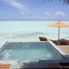 Отель Anantara Dhigu Maldives Resort бассейн