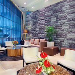 Отель PARKROYAL Serviced Suites Kuala Lumpur Малайзия, Куала-Лумпур - 1 отзыв об отеле, цены и фото номеров - забронировать отель PARKROYAL Serviced Suites Kuala Lumpur онлайн интерьер отеля
