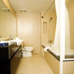 Отель Golden Pearl Hotel Таиланд, Бангкок - отзывы, цены и фото номеров - забронировать отель Golden Pearl Hotel онлайн ванная