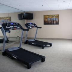 Отель Holiday Inn Express Newington фитнесс-зал