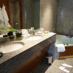 Отель Hôtel Goldstar Resort & Suites ванная фото 2