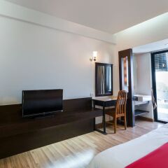 Отель Nice Bird Suite Бангкок