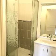 Апартаменты Apartment With 2 Bedrooms in Bagnolet, With Terrace and Wifi ванная фото 2