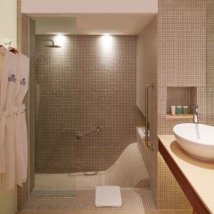 Отель Outrigger Laguna Phuket Beach Resort ванная фото 2