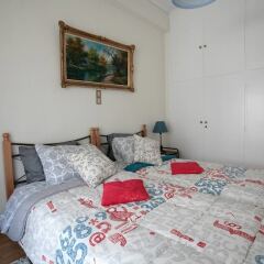 Отель Comfy & Tasteful Central Apt • 1' to Metro Station комната для гостей фото 2