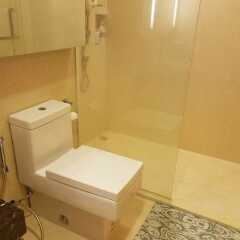 Отель Cozy One Bedroom Condo In Nana Asoke Бангкок ванная