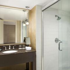 Отель Sheraton Cavalier Calgary Hotel Канада, Калгари - отзывы, цены и фото номеров - забронировать отель Sheraton Cavalier Calgary Hotel онлайн ванная